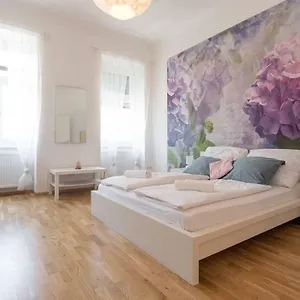 Spacious Station Apartment